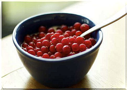 bowl with currants