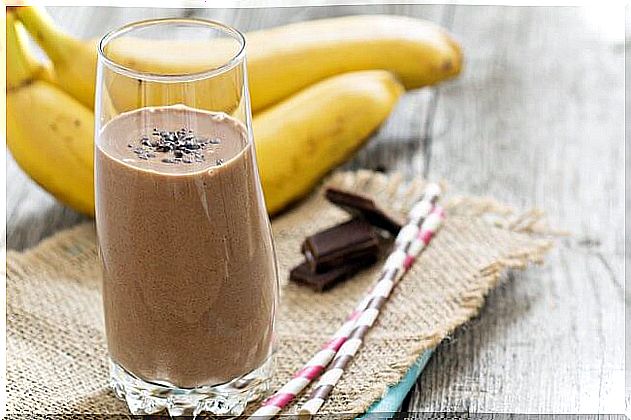 Banana and strawberry smoothies: variant with chocolate.