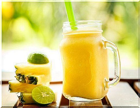 The apple, pineapple and pear smoothie is tasty and nutritious. 