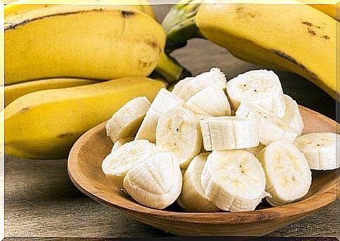 Whole and sliced ​​bananas