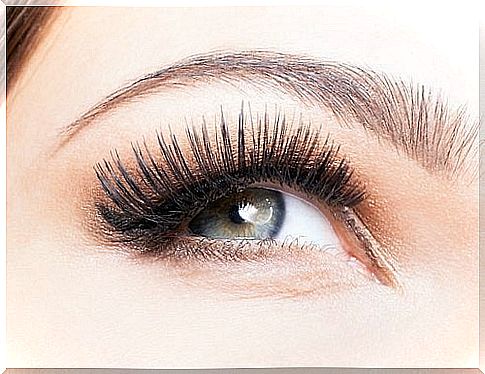 Long eyelashes with castor oil