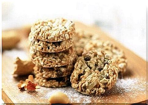 Cookies made from oats, flax and sesame as a snack during the diet