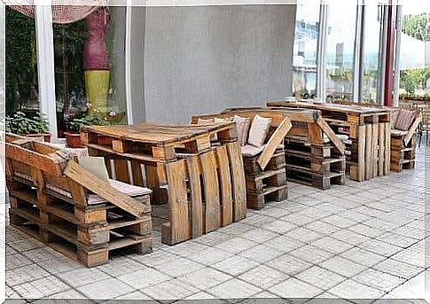 Furniture with pallets for ecological furnishings