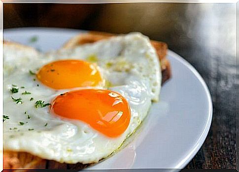 Eggs for breakfast: three reasons to eat them and two recipes