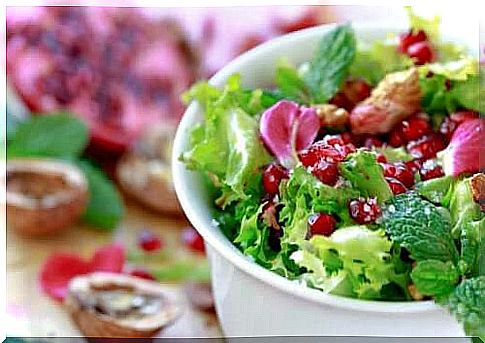 Escarole and pomegranate salad: quick and easy