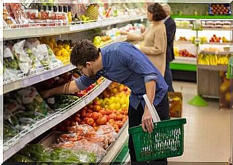 Man chooses food safety and vegetables in the supermarket.