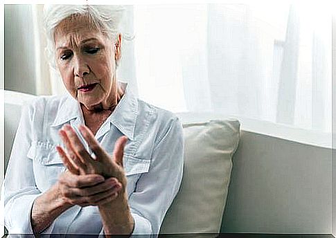 Elderly woman with numbness in the hands.