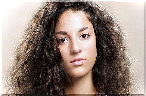 Regulate frizzy and rebellious hair with natural methods