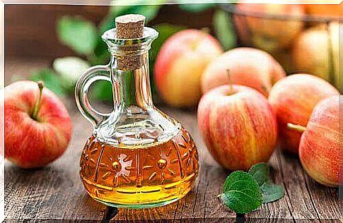 Apple cider vinegar and red apples