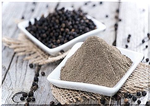 Black pepper in powder and grains