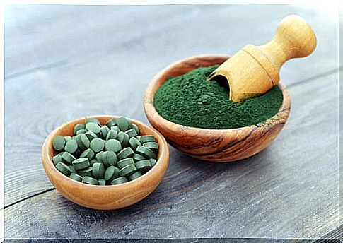 Spirulina in pills and powder