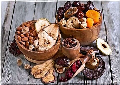 Dried fruit as a snack in the summer diet